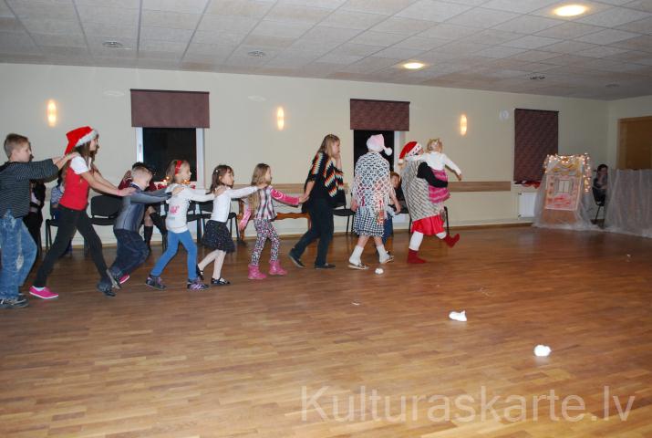 Pirmsskolas vecuma bērnu eglīte-2013